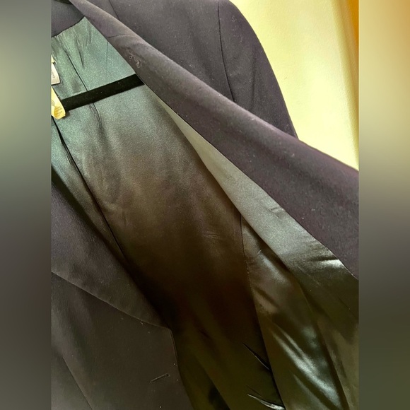 Stunning pure virgin wool navy blazer from Holt Renfrew! - Picture 2 of 10